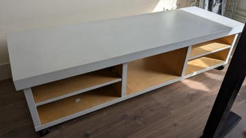 Wit TV-meubel met opbergruimte en wieltjes