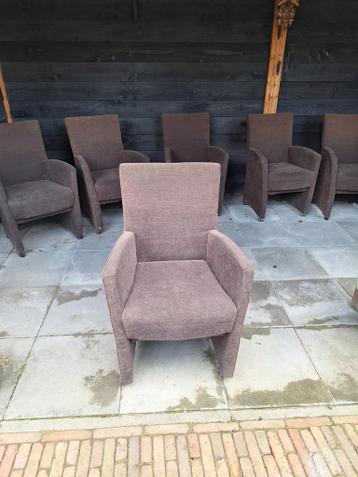 6 bruine stoelen met armleuning