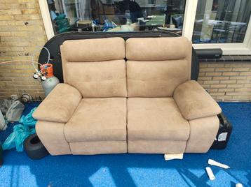 Tweepersoons bank met electrische relax functie op beide zi.