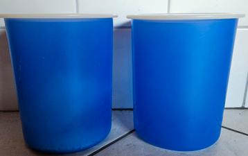 Twee blauwe Tupperware voorraad bussen