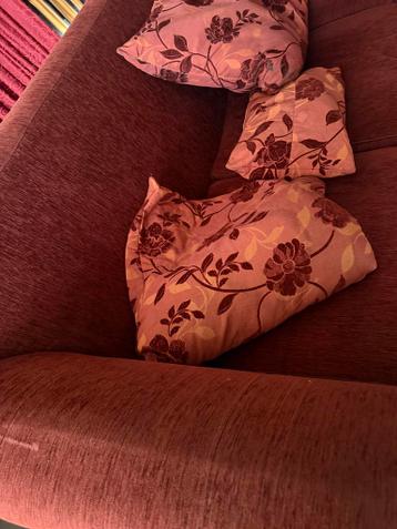 Comfortabele rode bank (GRATIS MEENEMEN)met bloemenkussens