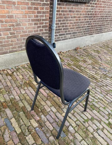 GRATIS Zwarte stoel met metalen frame, met stoffen zitting