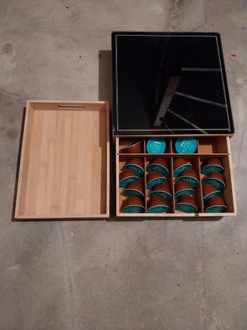 koffie,cupjes lade en houten dienblad, bestekbak. GRATIS