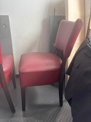 Rode stoel met houten poten