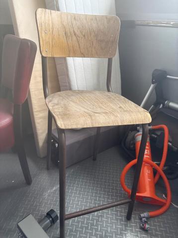 Houten stoel met metalen frame