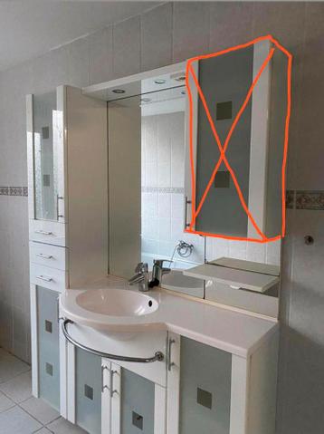 Gratis Nette badkamerkast met spiegel en wastafel