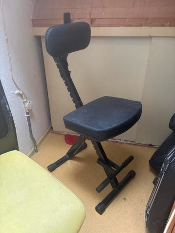 Zwarte kruk met rugleuning