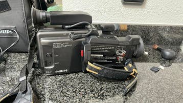 Philips VHS videocamera( is defect) met tas voor onderdelen
