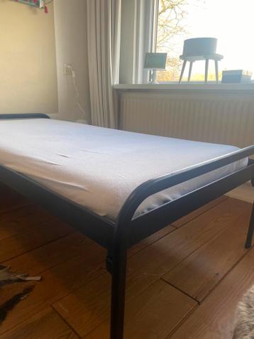 1 persoons stalen bed met matras