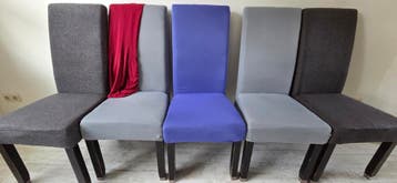 5 stoelen met hoezen in verschillende kleuren