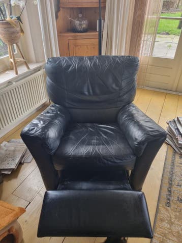 GRATIS OPHALEN  Zwarte leren fa1auteuil met voetensteun