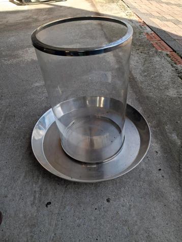 Gratis glazen stolp met onderblad