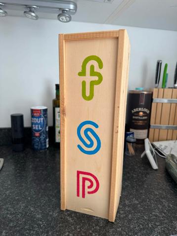 Houten kistje met logo's