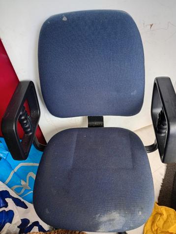 Blauwe bureaustoel met armleuningen