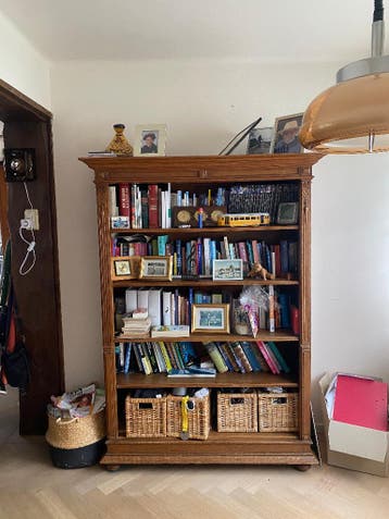 Klassieke houten boekenkast – massief, warm en karaktervol