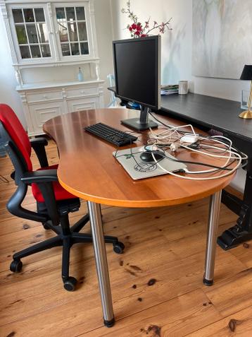 Bureau kersenhoutlook en chromen poten