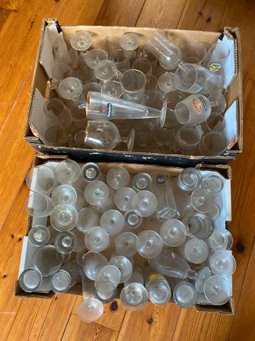 Twee dozen met diverse vintage bierglazen