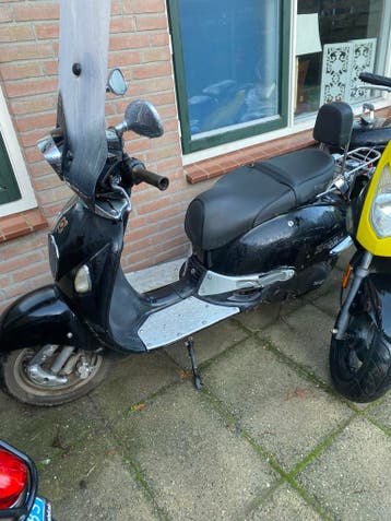 2 sloop scooters AGM en Kymco