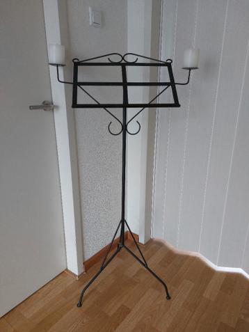 Gietijzeren lessenaar met kaarsen