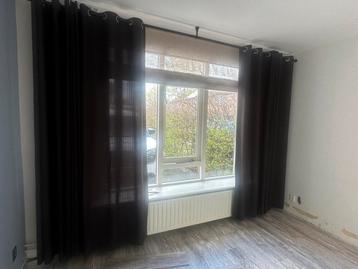 Gordijnen grijsbruin met roedes (kattenhalen)