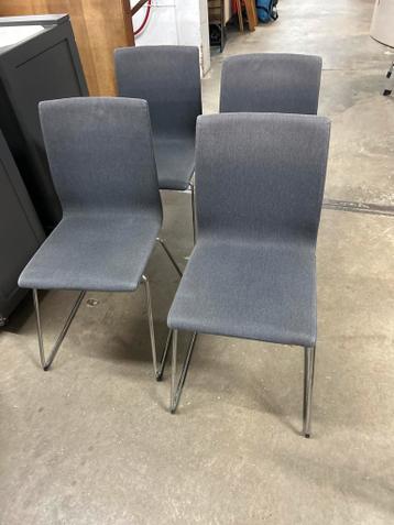 Vier eettafelstoelen, grijs met chromen poten