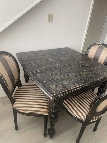 Vierkante tafel met 4 stoelen