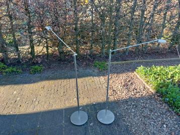 Twee leeslampjes, halogeen, grijs metaal.