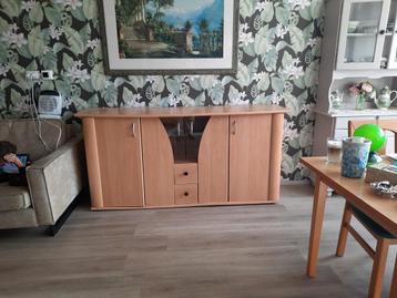 Dressoir met glazen deurtjes en lades