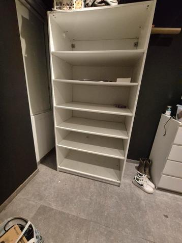 Twee witte kasten met planken en lades (pax)