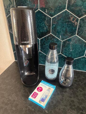 SodaStream QC met flessen en reinigingstabletten