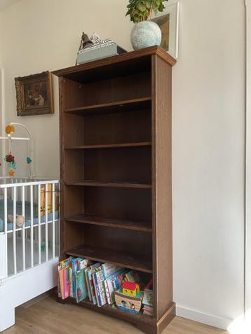 Boekenkast donkerbruin hout