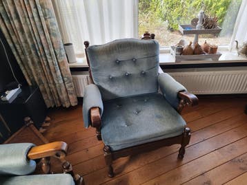Mooi 3 zits plus 2 losse stoelen in redelijk staat