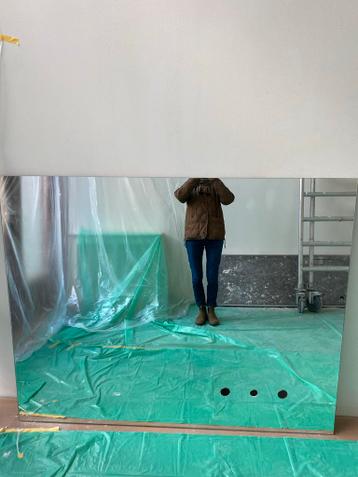 Badkamerspiegel met gaten voor muurkraan