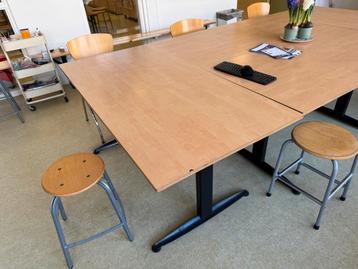 Vergadertafels met stevig zwart metalen frame. Gratis