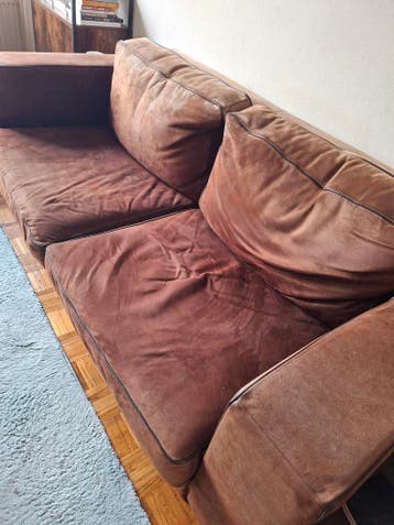 Gratis: 2 oude, bruine, leren bankstellen.