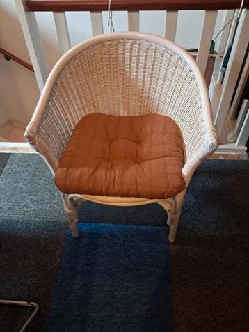 Witte Rotan Stoel met Beschadiging op Zitvlak