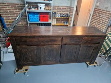 Robuust houten dressoir met lades en deuren