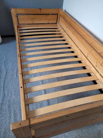 2 stevige grenen bedden