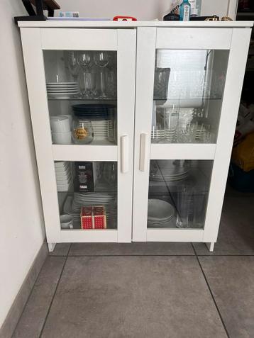 Witte vitrinekast met glazen deuren