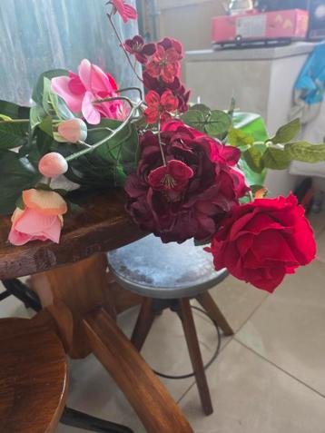 Groot boeket kunstbloemen met lange steel