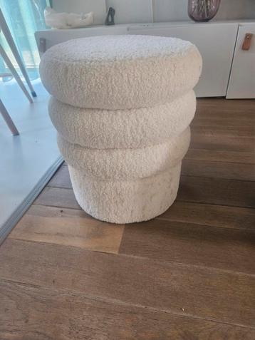 Crèmekleurige poef/voetenbank van teddy stof