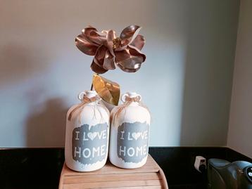 Decoratie: 2 flessen 'I love HOME' met kunstbloem