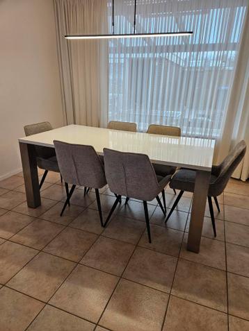 Witte eettafel met metalen poten