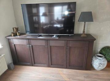 Donkerbruin dressoir met vier deuren en lades