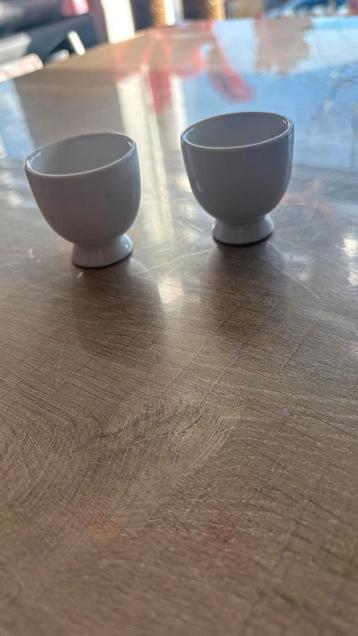 Diverse keuken spullen: eierdopjes en koffiemokken