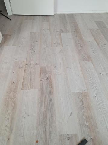 Grijze laminaatvloer, 70 m2 - zelf uithalen en meenemen