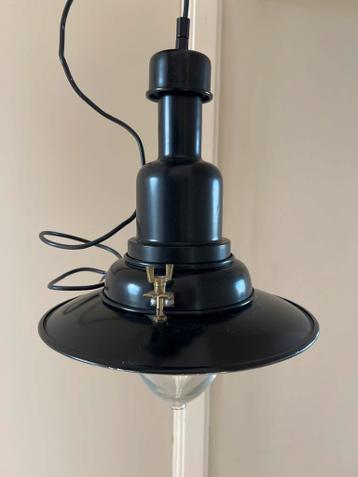 Zwarte plafondlamp met glazen kap