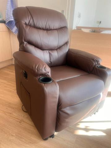 Comfortabele bruine relaxfauteuil met sta op functie