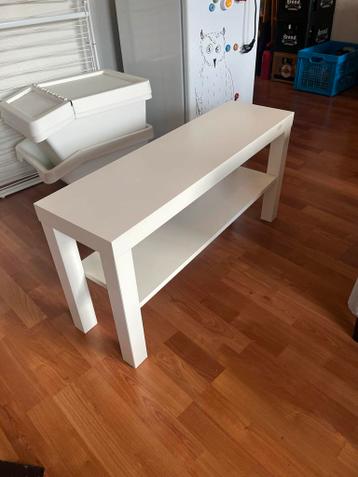 Wit tafeltje met plateau