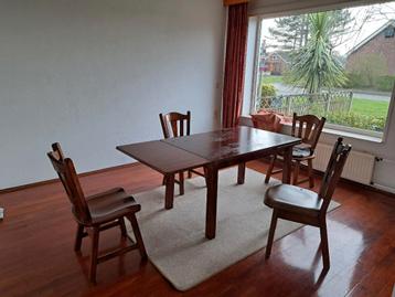 Uitschuifbare tafel en stoelen